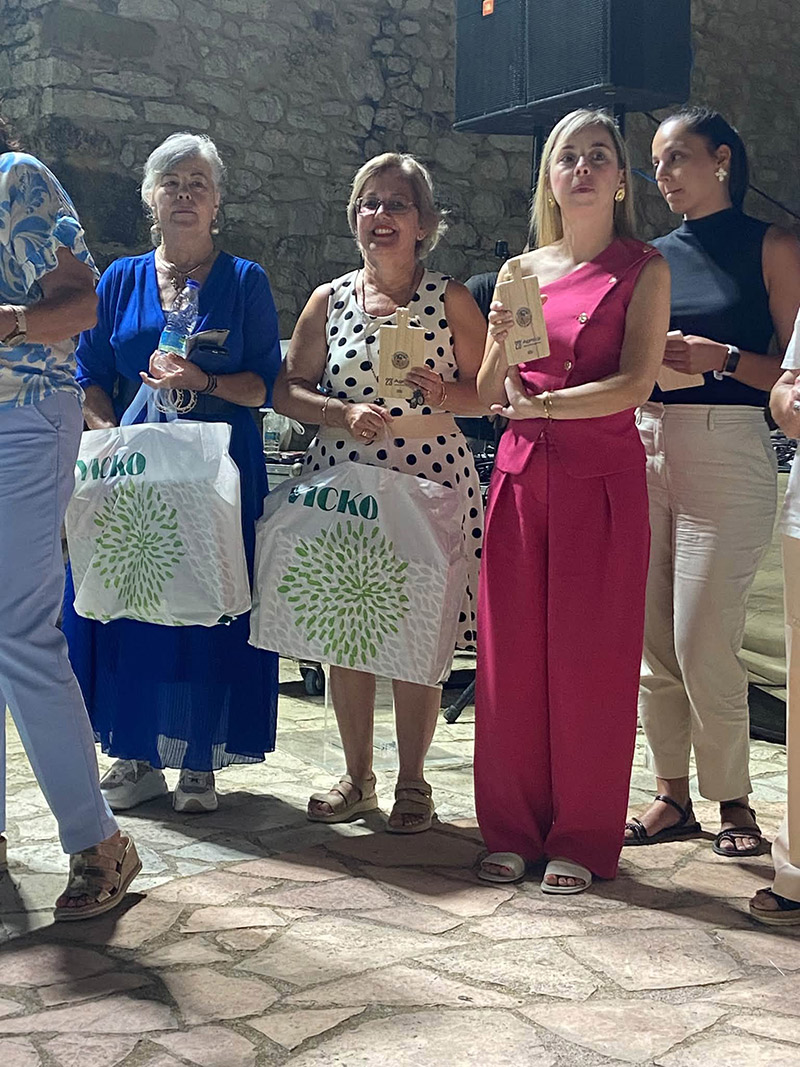 Η Γεωργία Νικολοπούλου με το βραβείο της μαζί με άλλους βραβευμένους συμμετέχοντες.