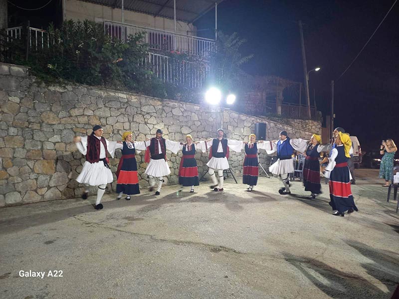 Χορευτές απο το ΛΑΧΟΠ στο δρομο διπλα από την πλατεία χορεύουν.